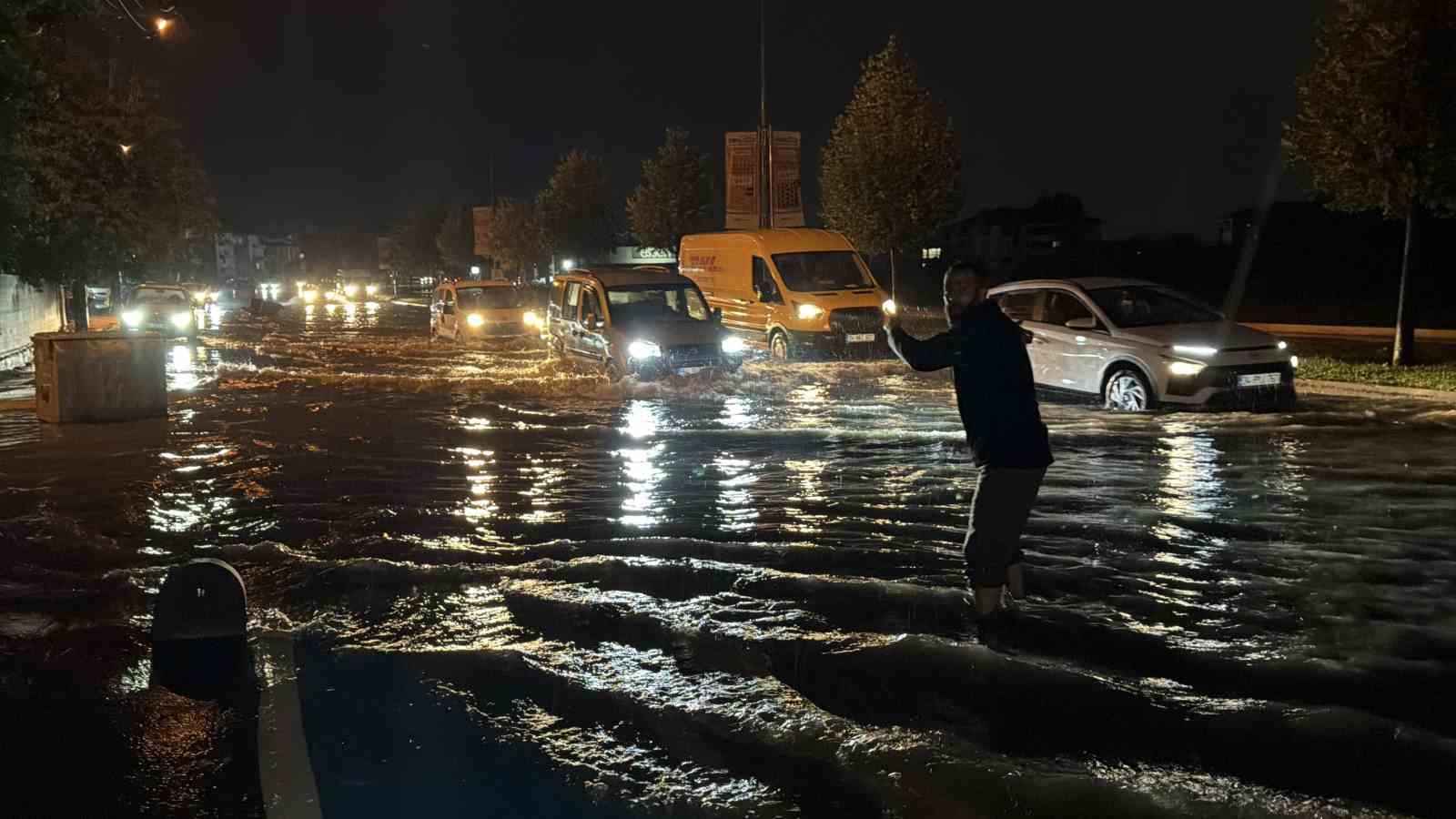 Sakarya’da sağanak hayatı felç etti: Otomobil suya gömüldü, evleri su bastı