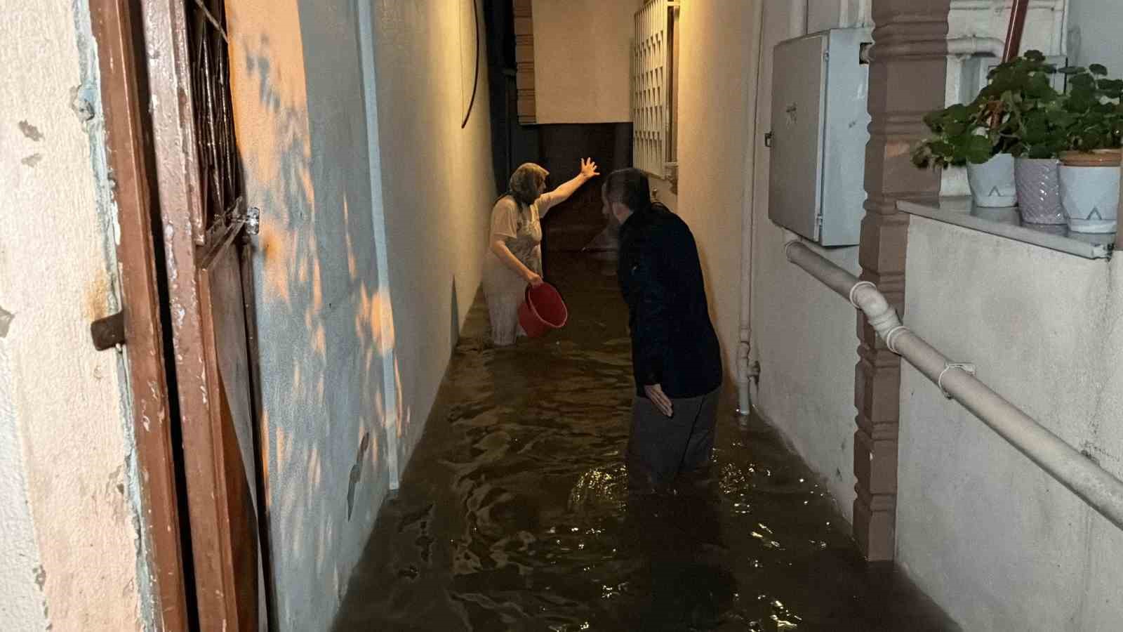 Sakarya’da sağanak hayatı felç etti: Otomobil suya gömüldü, evleri su bastı