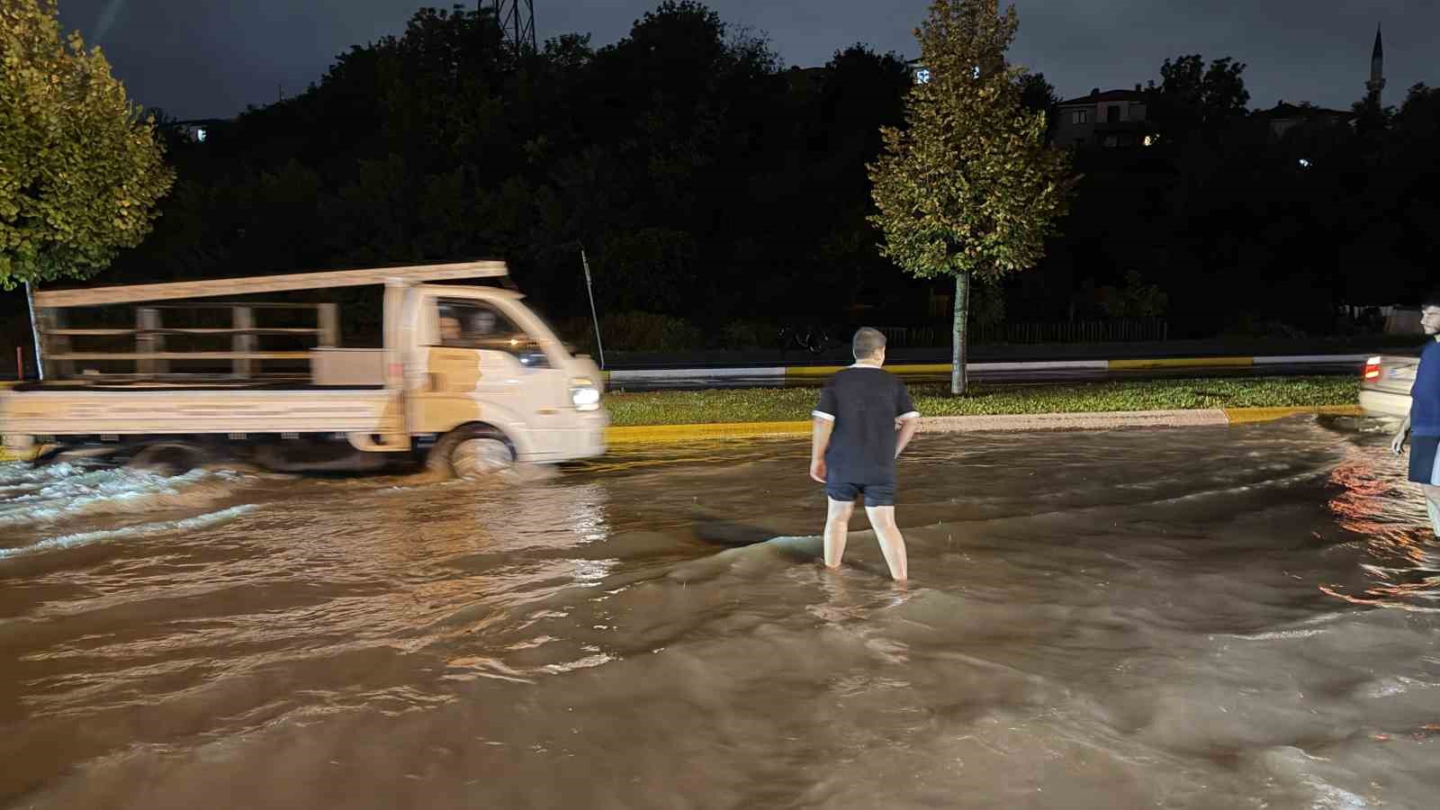 Sakarya’da sağanak hayatı felç etti: Otomobil suya gömüldü, evleri su bastı