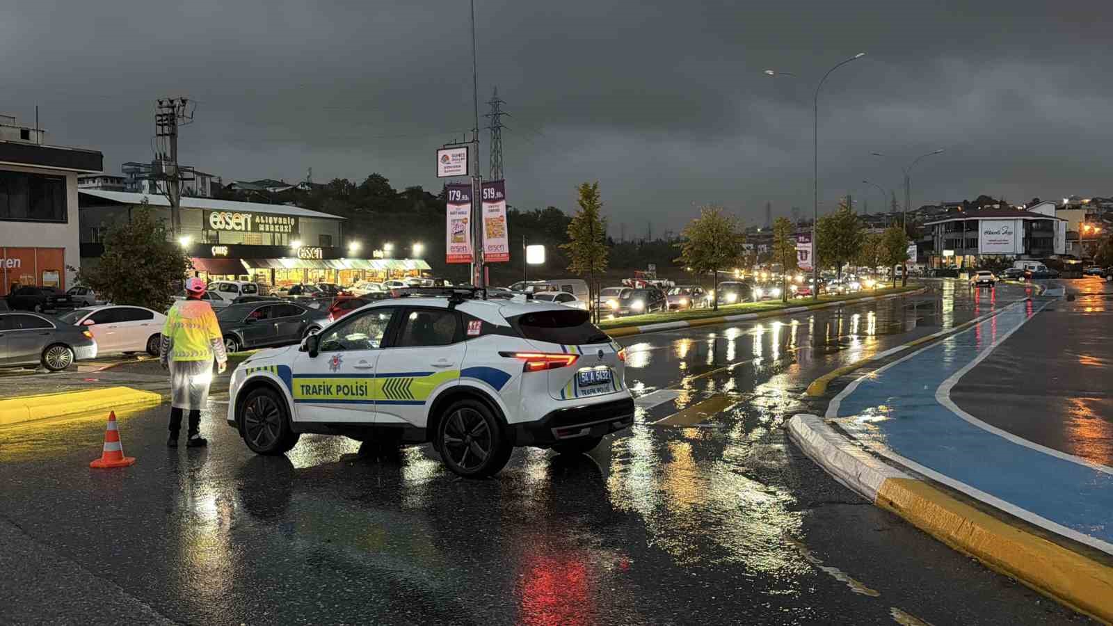 Sakarya’da sağanak hayatı felç etti: Otomobil suya gömüldü, evleri su bastı