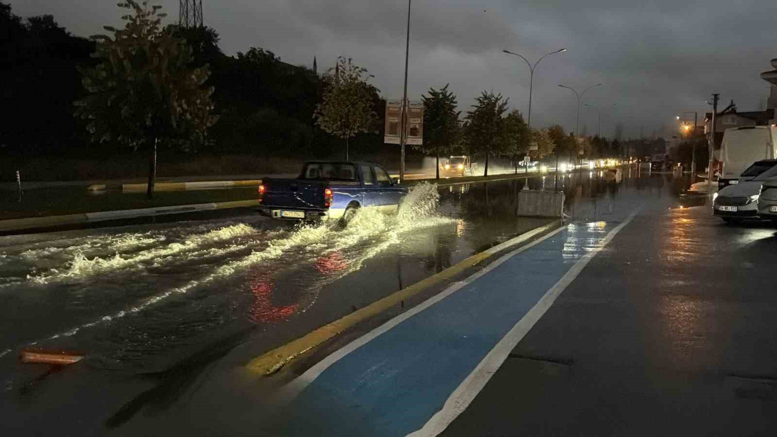 Sakarya’da sağanak hayatı felç etti: Otomobil suya gömüldü, evleri su bastı