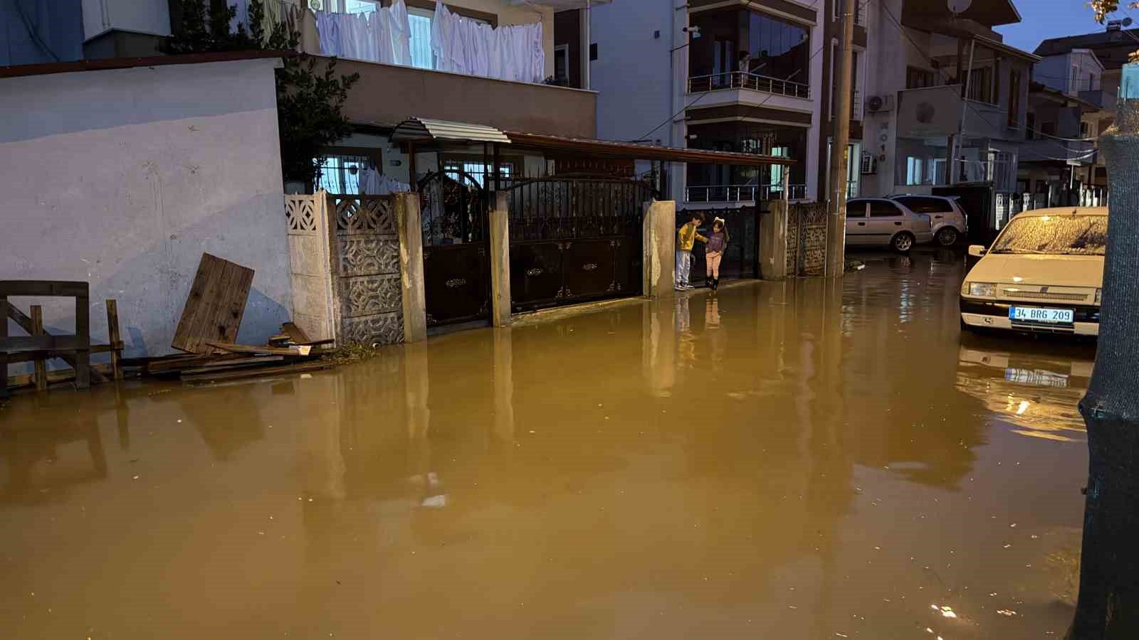 Sakarya’da sağanak hayatı felç etti: Otomobil suya gömüldü, evleri su bastı