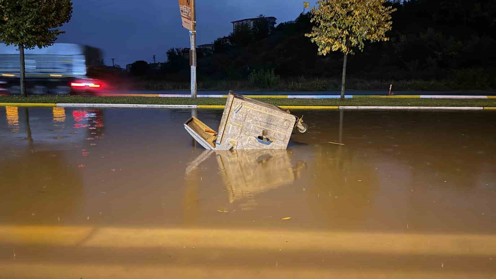 Sakarya’da sağanak hayatı felç etti: Otomobil suya gömüldü, evleri su bastı