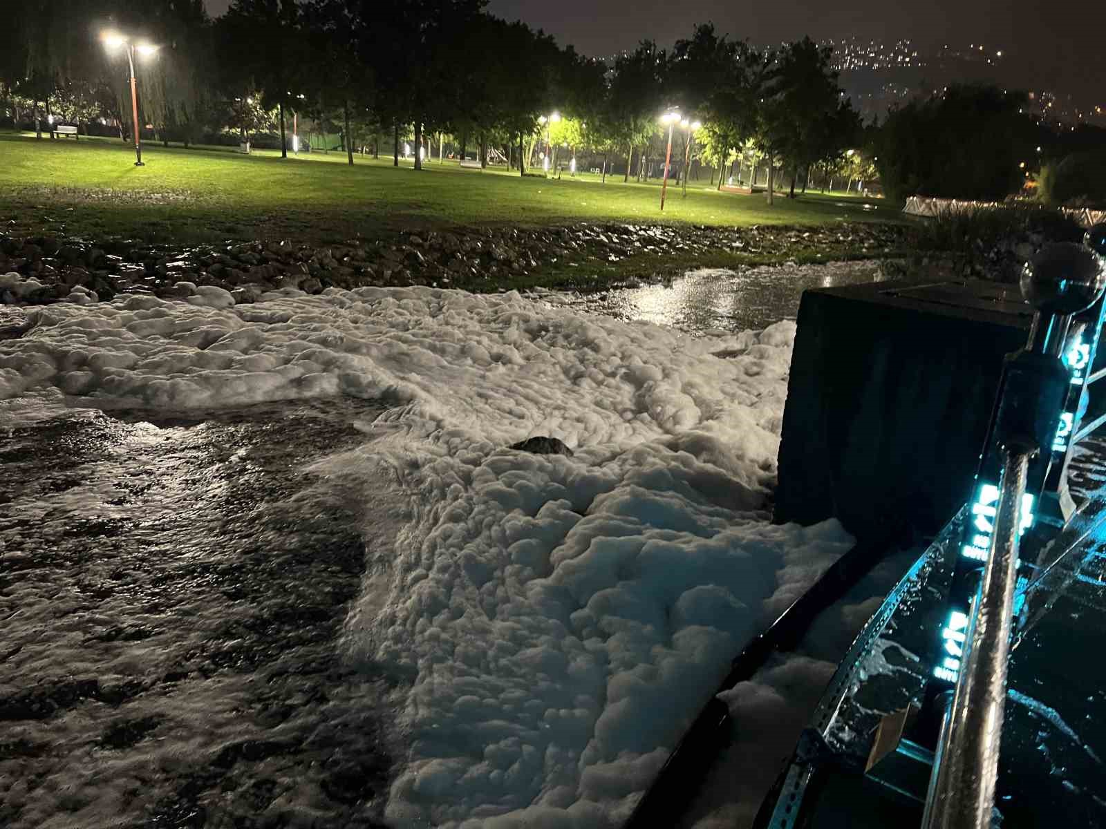 İzmit’te sahildeki köpükler merak uyandırdı