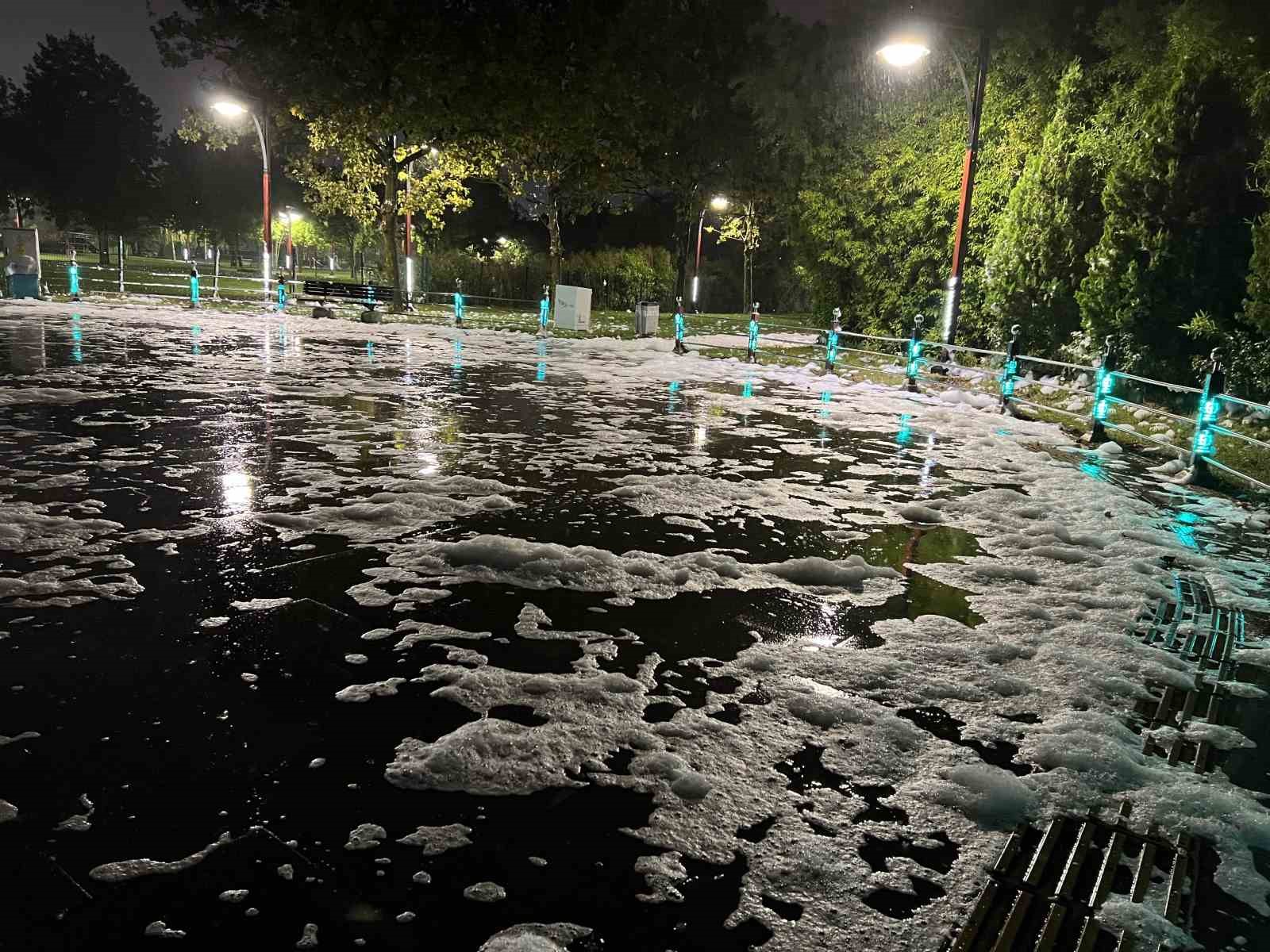 İzmit’te sahildeki köpükler merak uyandırdı