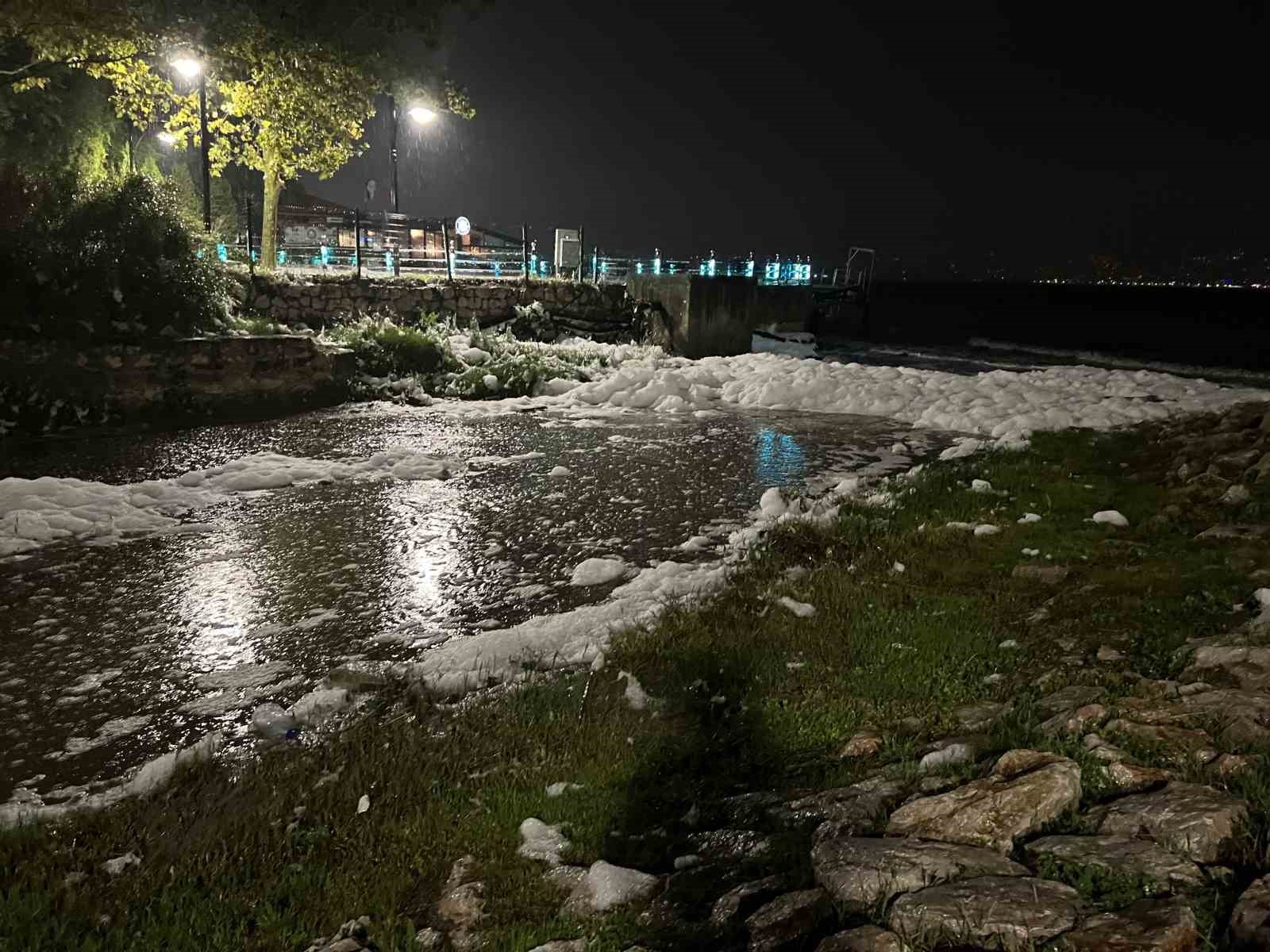İzmit’te sahildeki köpükler merak uyandırdı