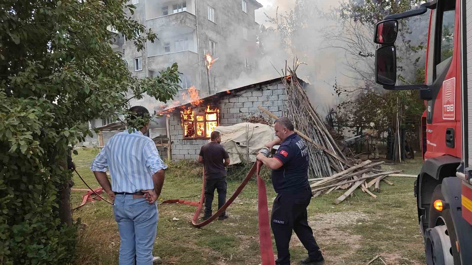 Muş’ta odunlukta korkutan yangın