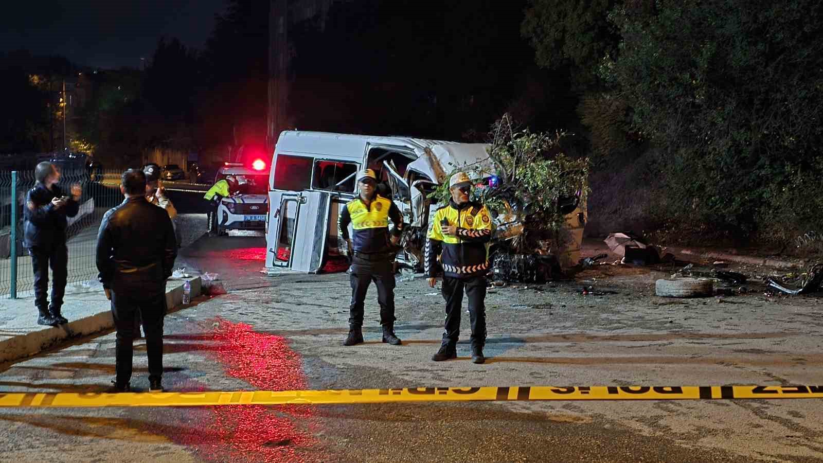 Karabük’te işçi servisi elektrik direğine çarptı: 6 yaralı