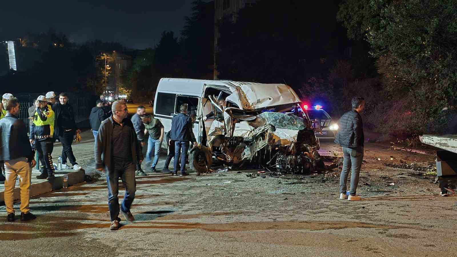 Karabük’te işçi servisi elektrik direğine çarptı: 6 yaralı
