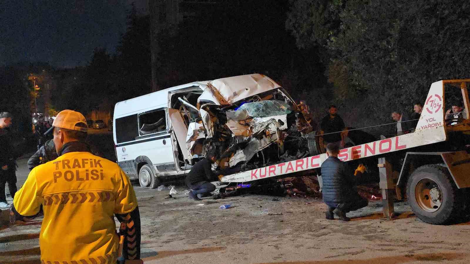 Karabük’te işçi servisi elektrik direğine çarptı: 6 yaralı