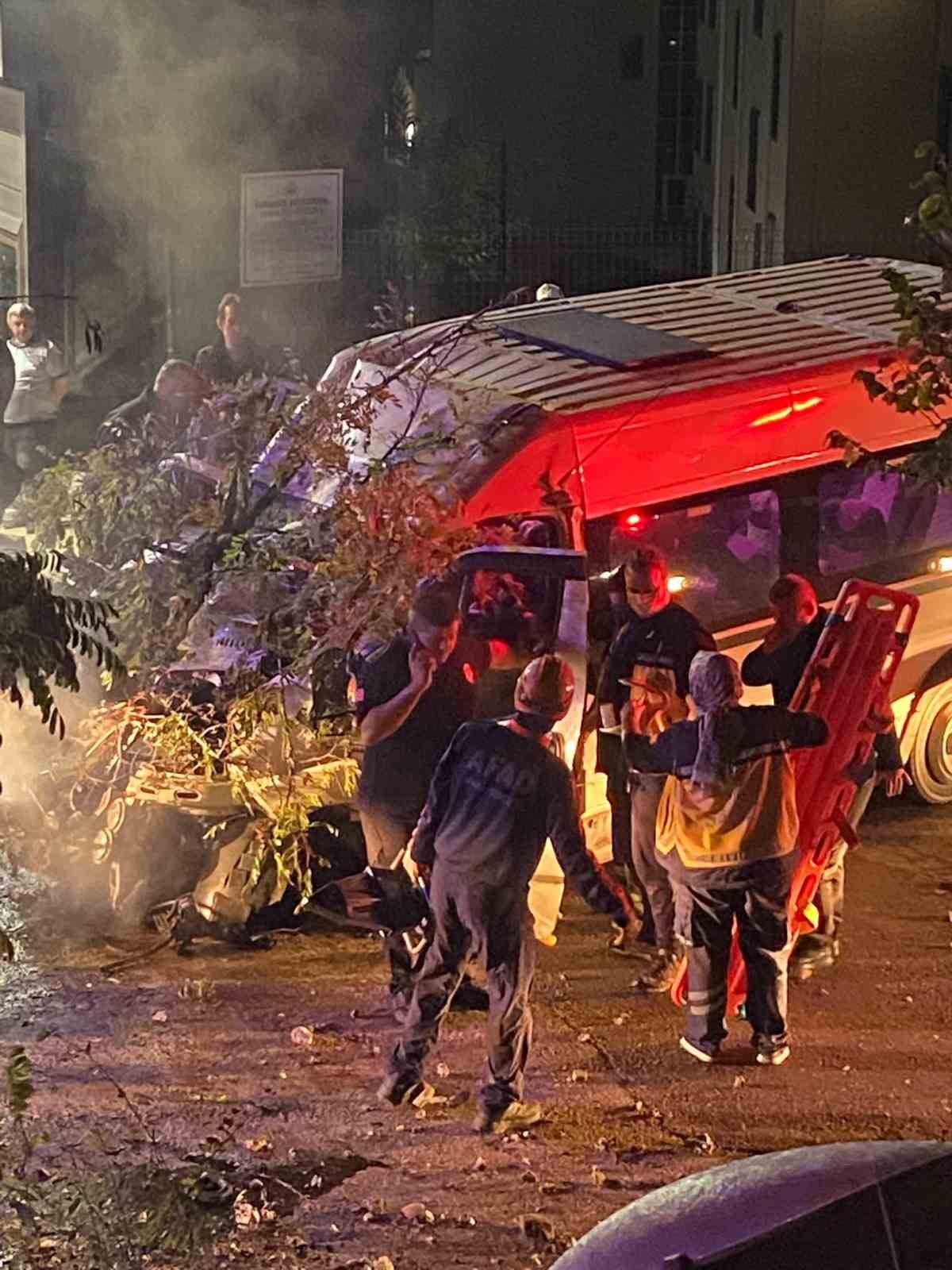 Karabük’te işçi servisi elektrik direğine çarptı: 6 yaralı