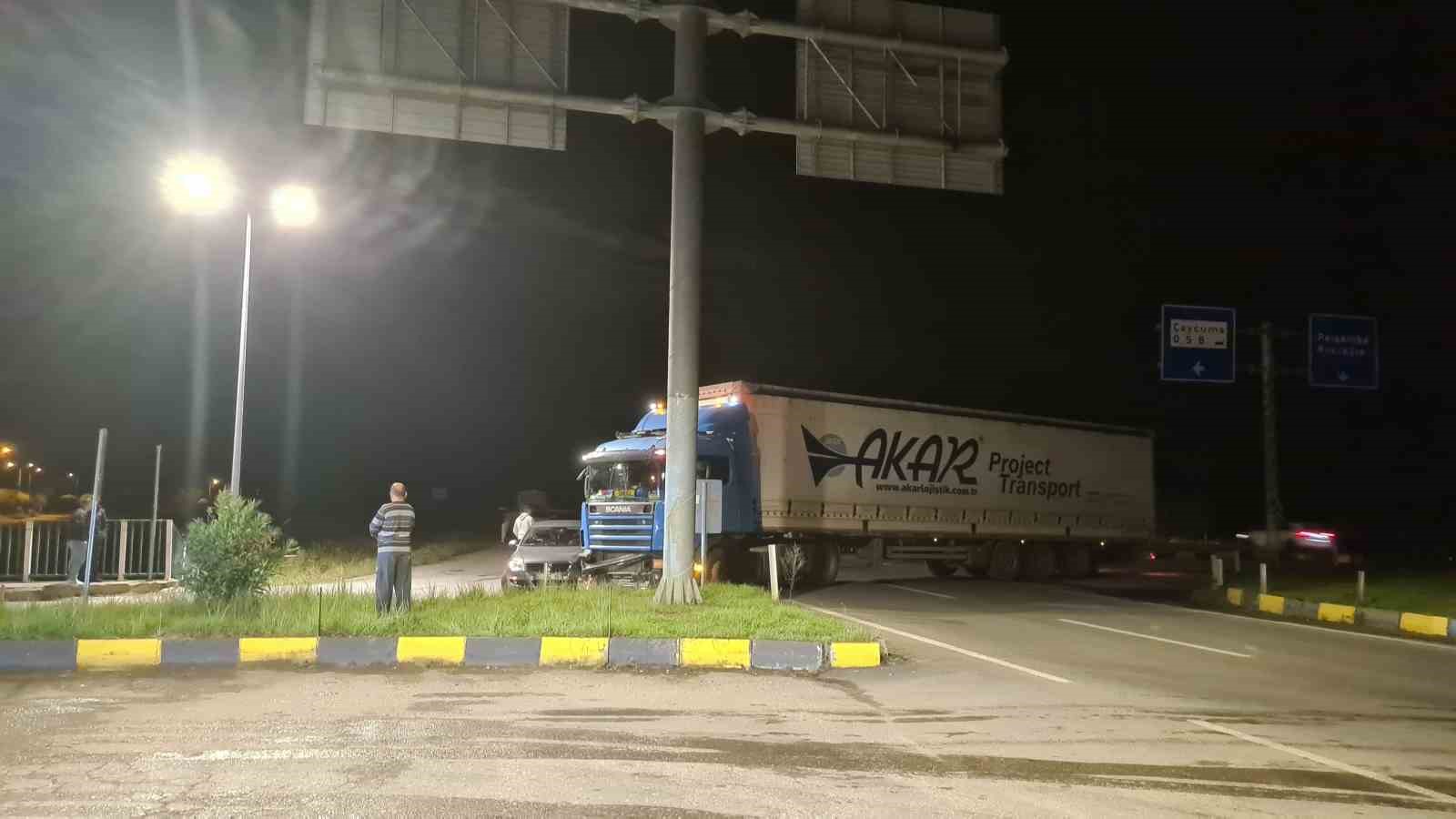 Zonguldak’ta tır ile otomobil çarpıştı