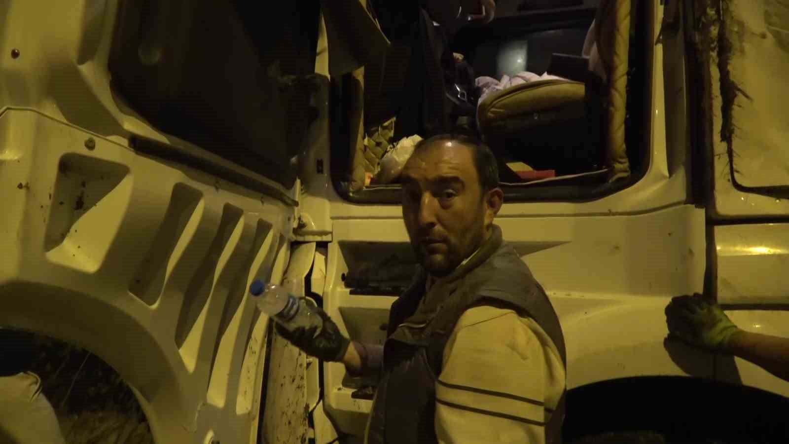 Su şişesi kazaya neden oldu: Tır devrildi, 25 ton mısır yola saçıldı