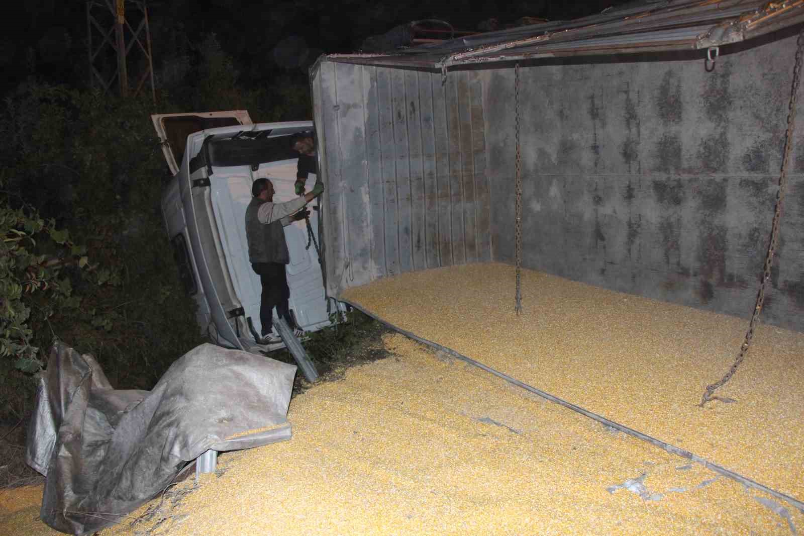 Su şişesi kazaya neden oldu: Tır devrildi, 25 ton mısır yola saçıldı