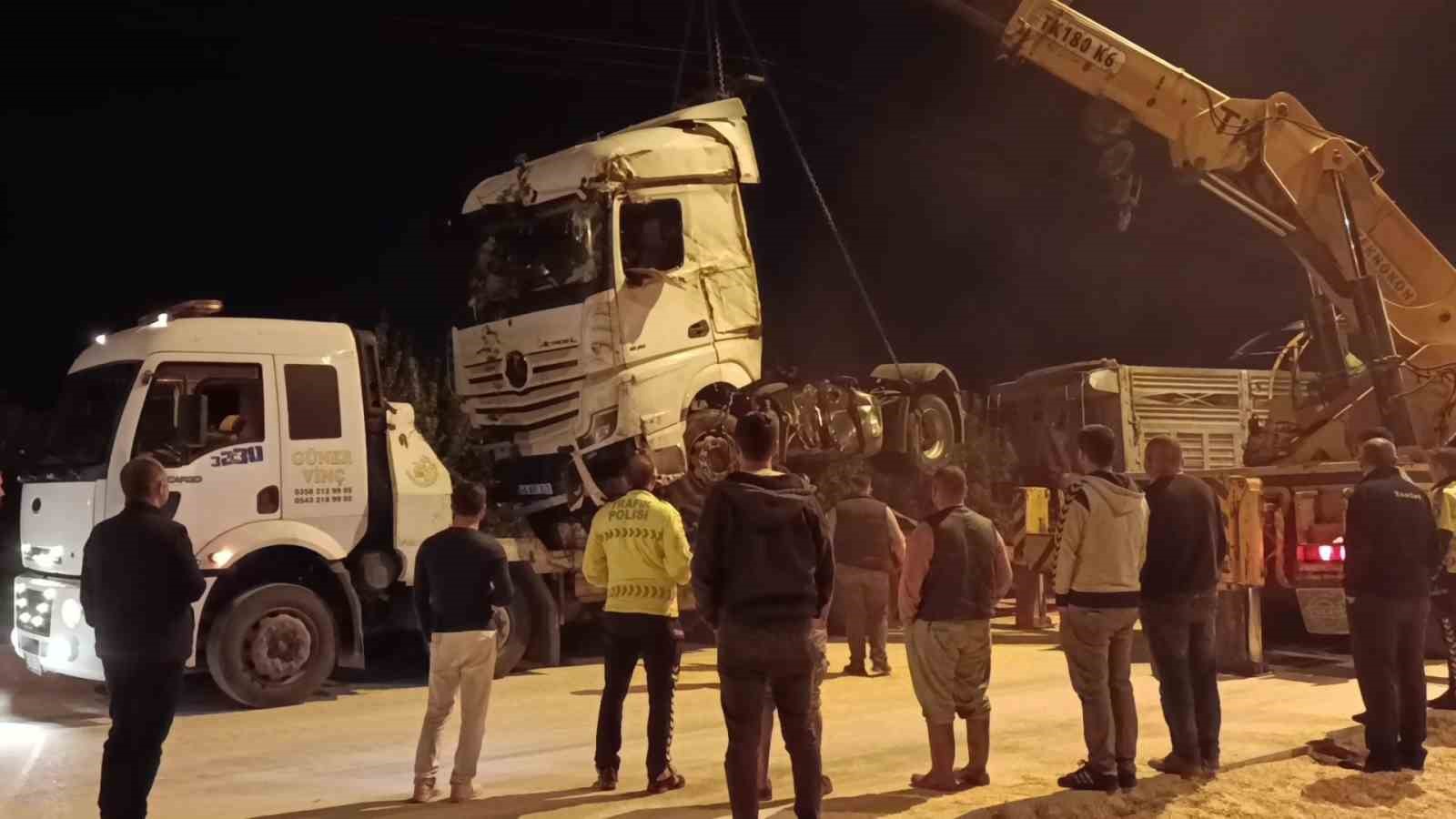 Su şişesi kazaya neden oldu: Tır devrildi, 25 ton mısır yola saçıldı