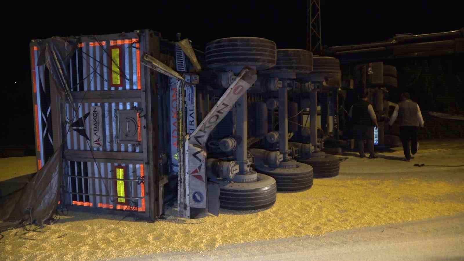 Su şişesi kazaya neden oldu: Tır devrildi, 25 ton mısır yola saçıldı