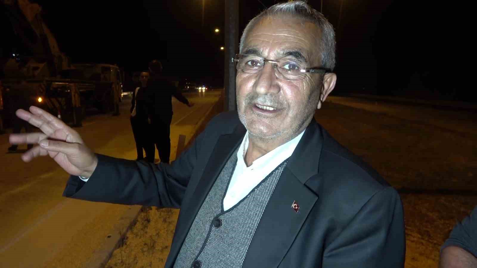 Su şişesi kazaya neden oldu: Tır devrildi, 25 ton mısır yola saçıldı