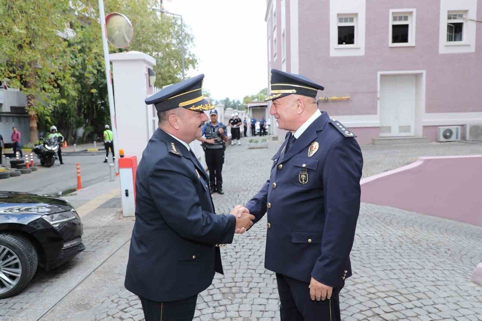 İzmir Emniyetinde devir teslim: Arıbaş görevine başladı