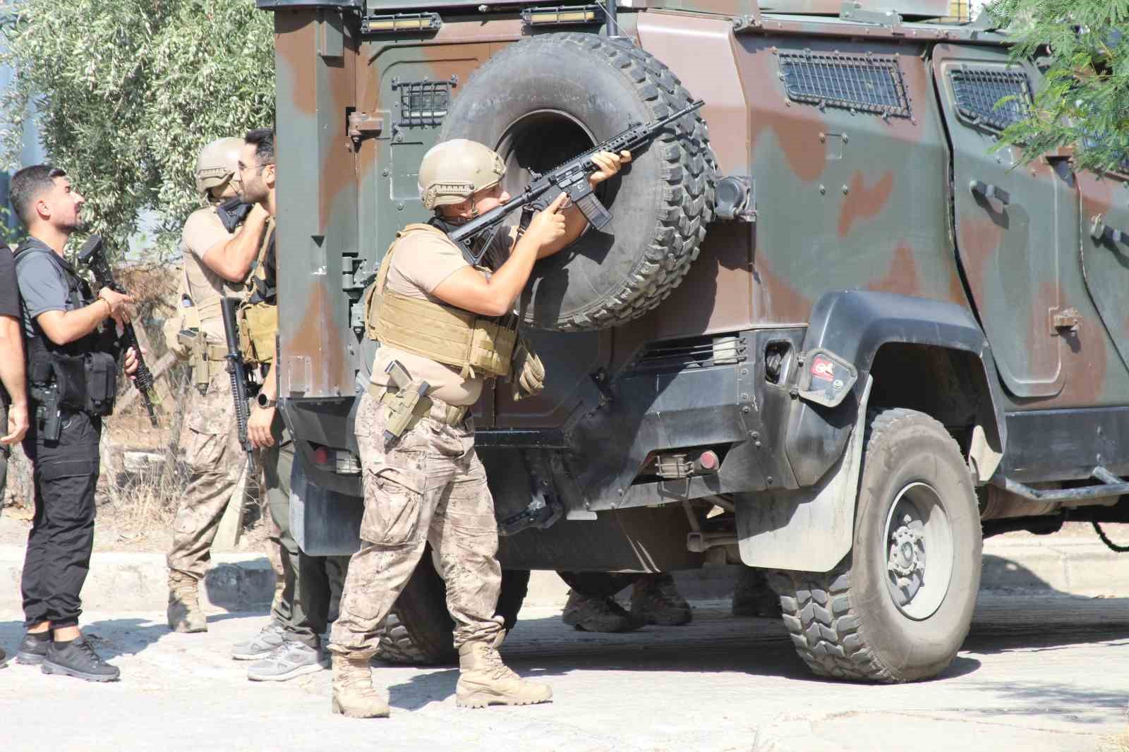 Pimi çekilen el bombasına bomba imha uzmanından koli bandıyla müdahale