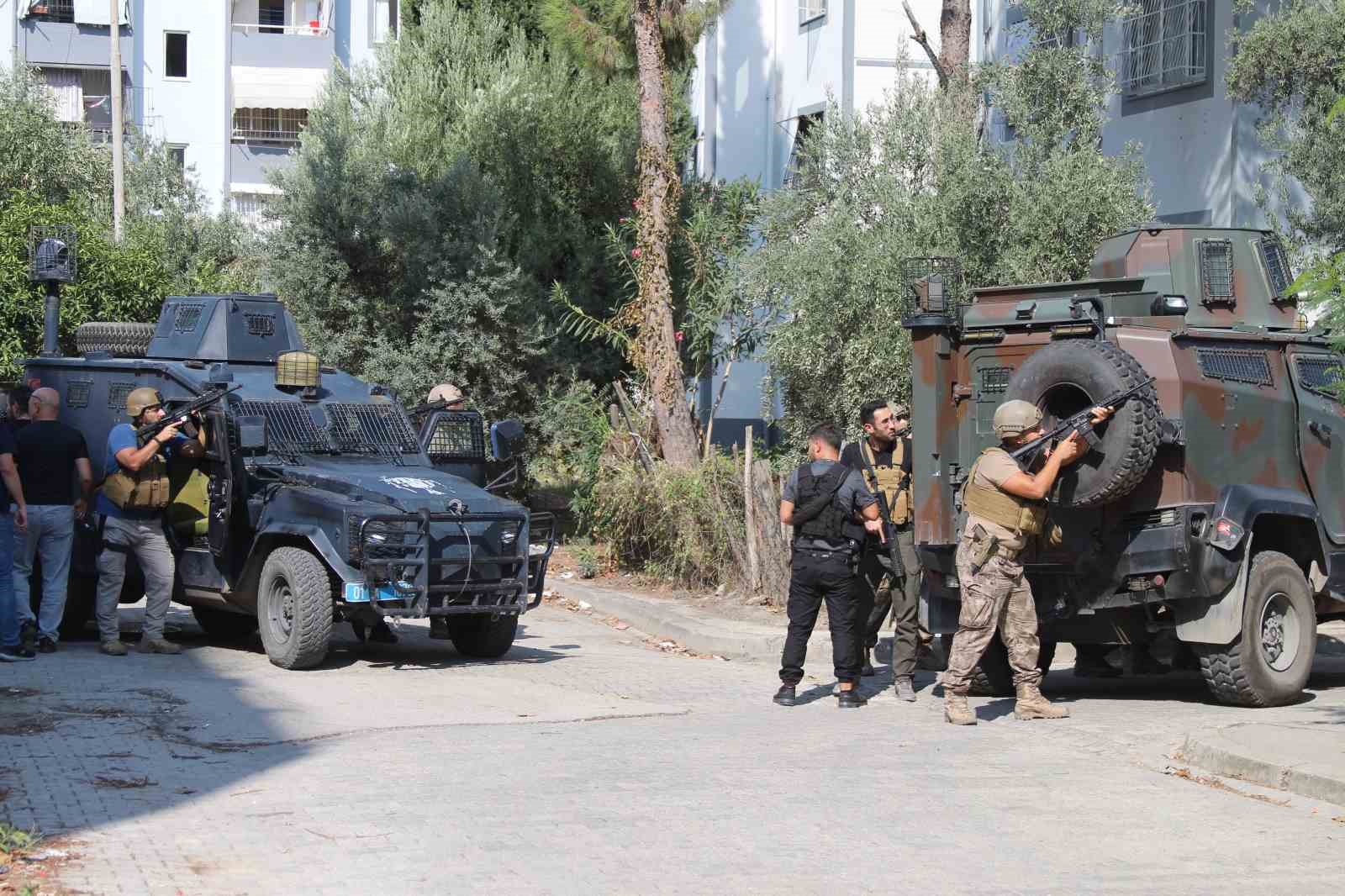 Pimi çekilen el bombasına bomba imha uzmanından koli bandıyla müdahale