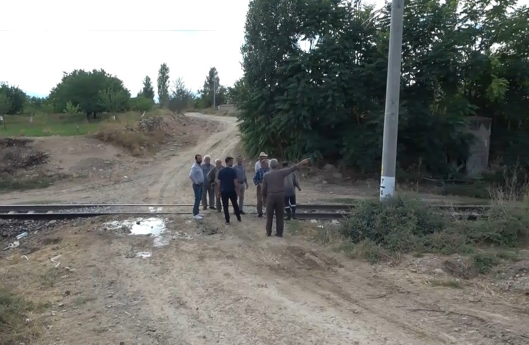 Malatya’da yük treni traktöre çarptı: İkiye bölünen traktörün sürücüsü yaralandı