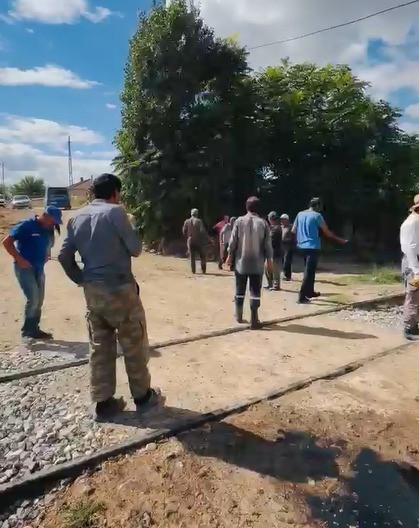 Malatya’da yük treni traktöre çarptı: İkiye bölünen traktörün sürücüsü yaralandı