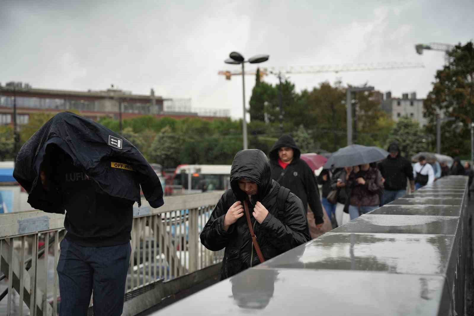 İstanbul’da sağanak yağış etkili oluyor