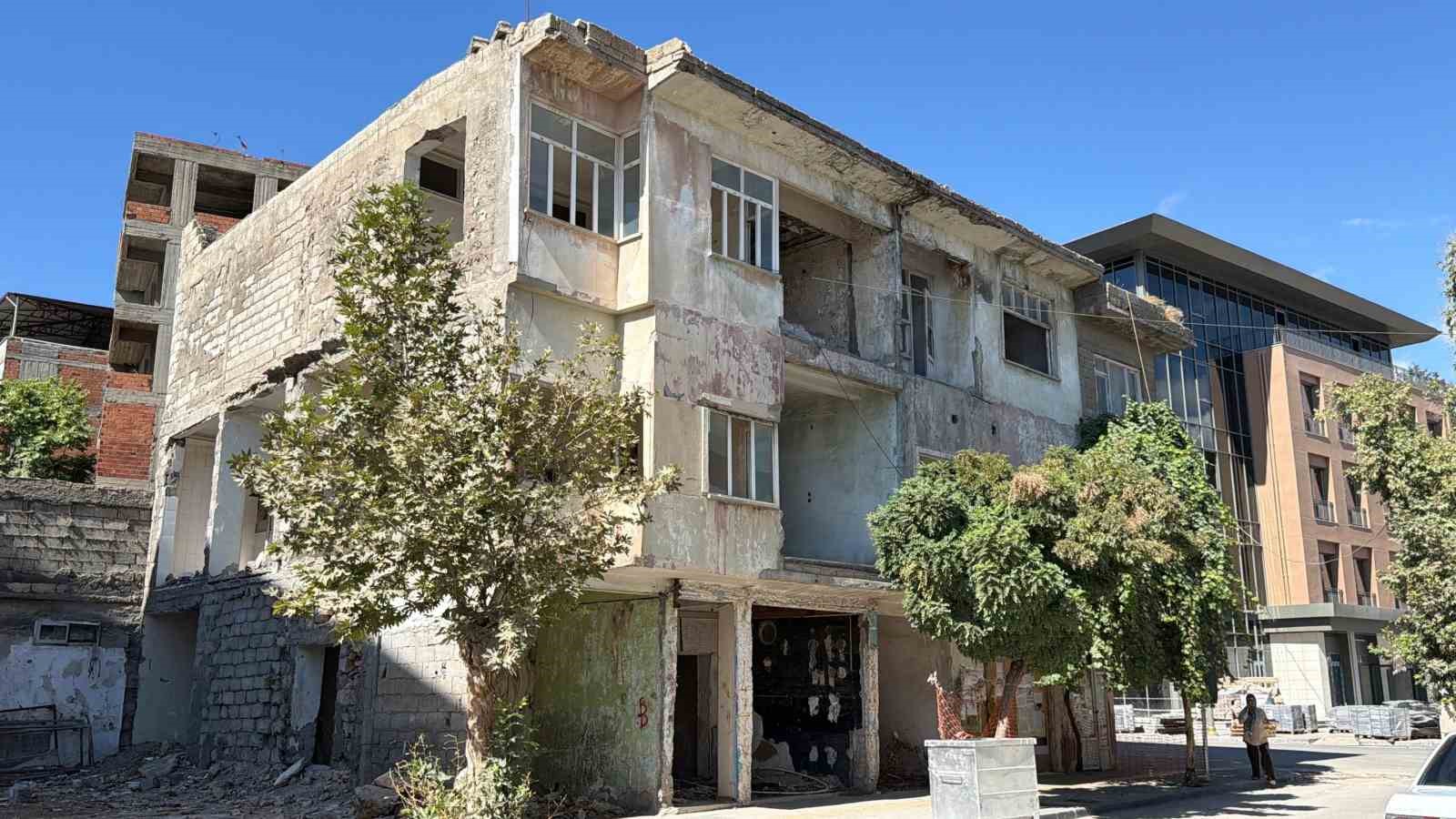 Adıyaman’da hasarlı binalar korkutuyor