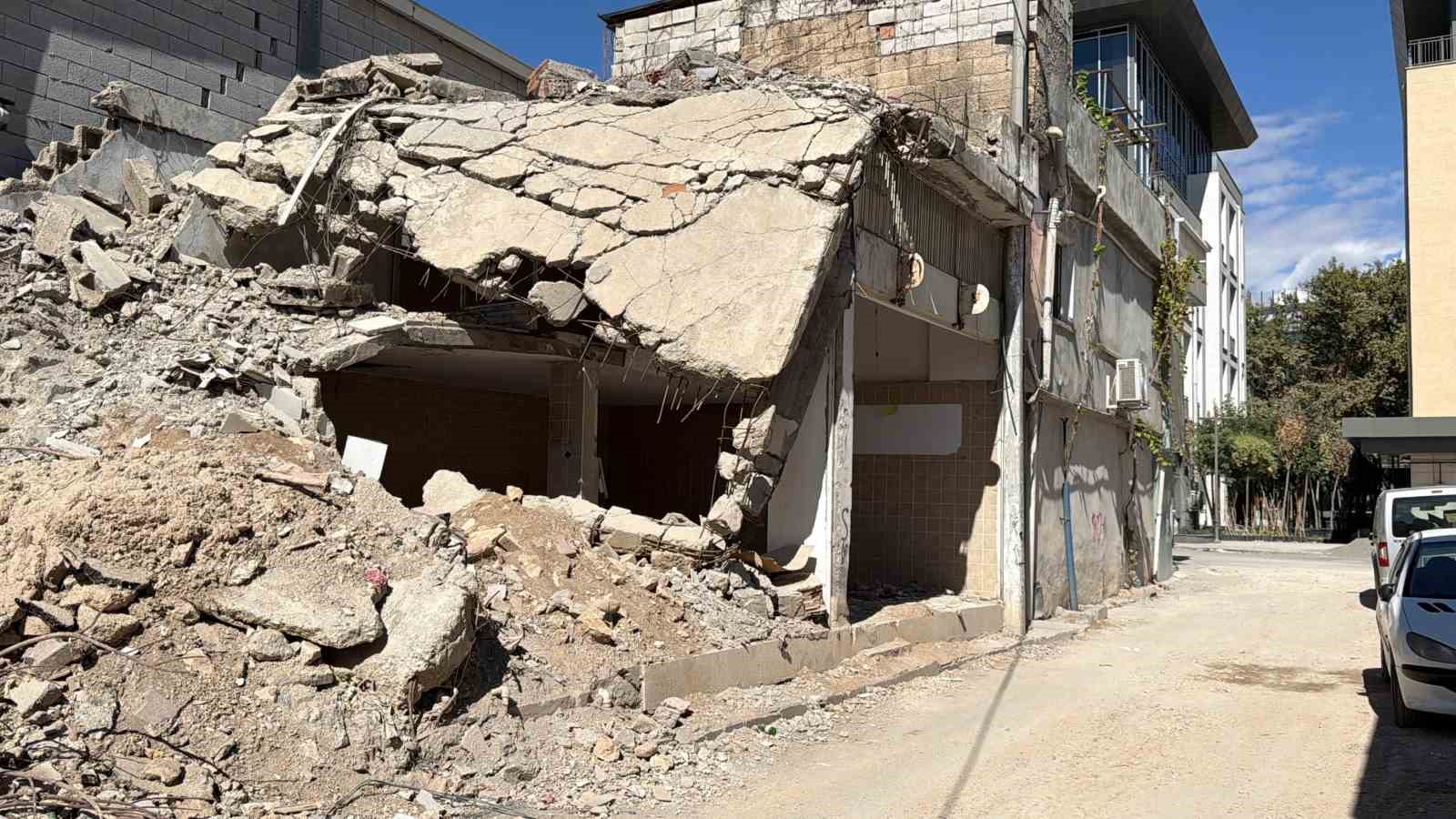 Adıyaman’da hasarlı binalar korkutuyor