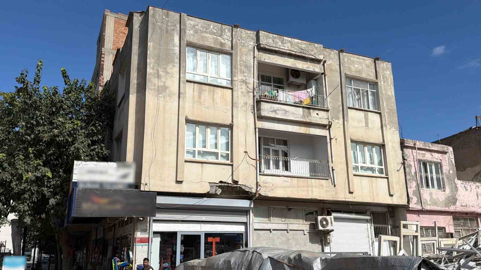 Adıyaman’da hasarlı binalar korkutuyor