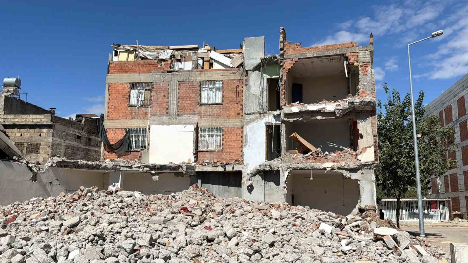 Adıyaman’da hasarlı binalar korkutuyor