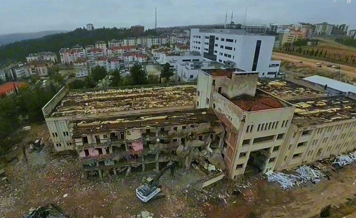 Boyabat’ta eski hastane binasının yıkımına başlandı