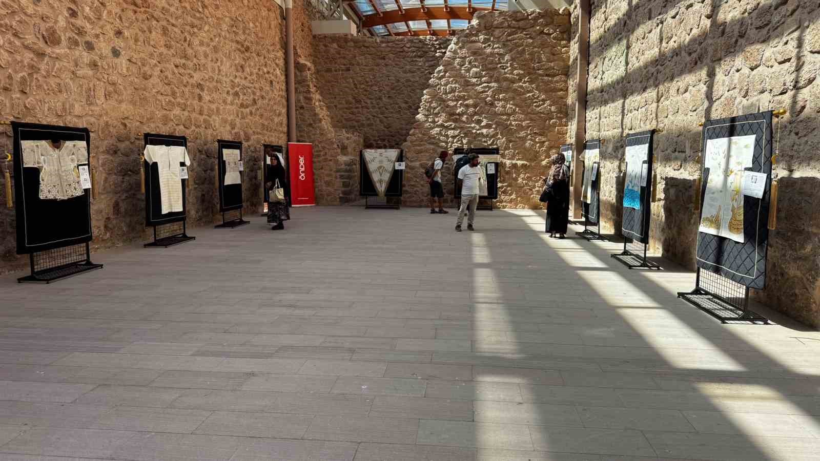 İshak Paşa Sarayı’ndaki dualı gömlekler sergisi yoğun ilgi gördü