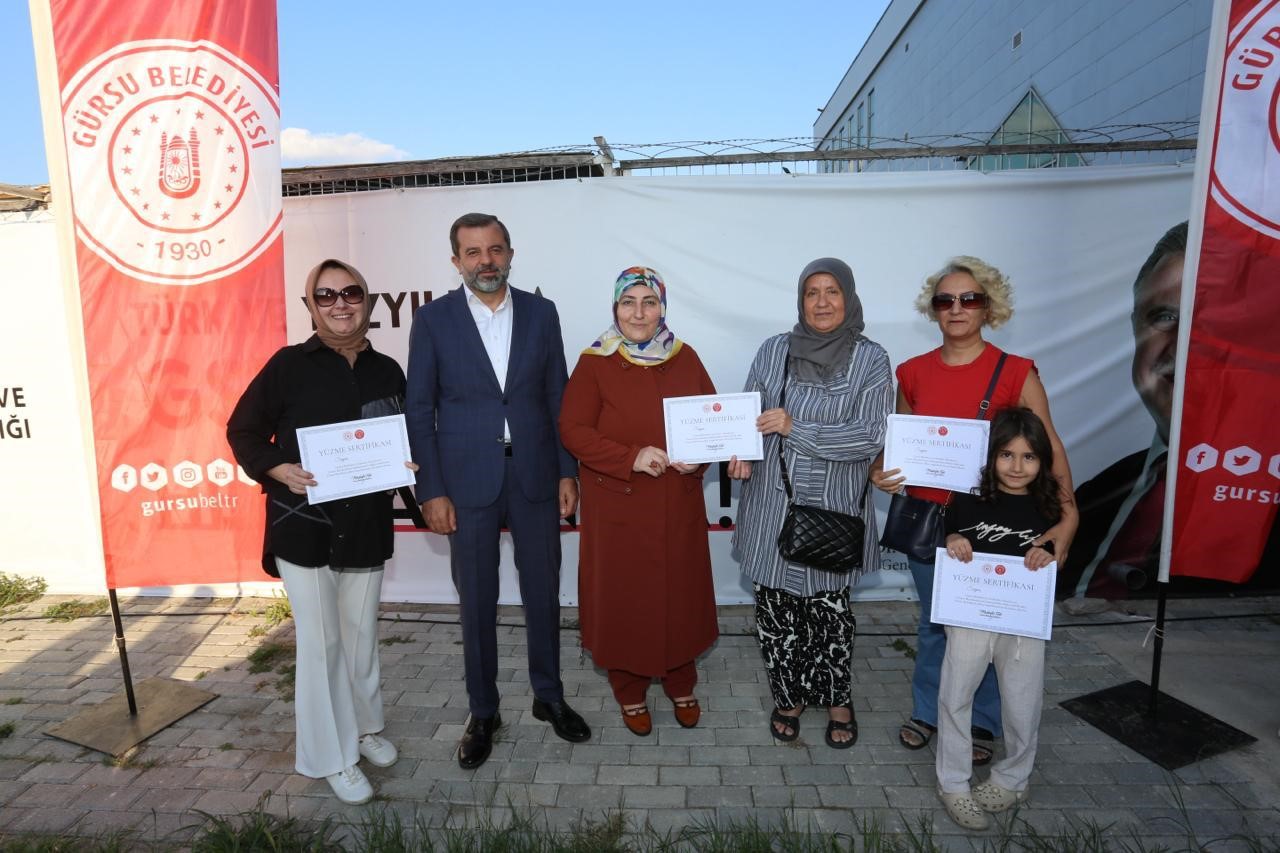 Yüzlerce Gürsulu kadın ücretsiz yüzme öğrendi