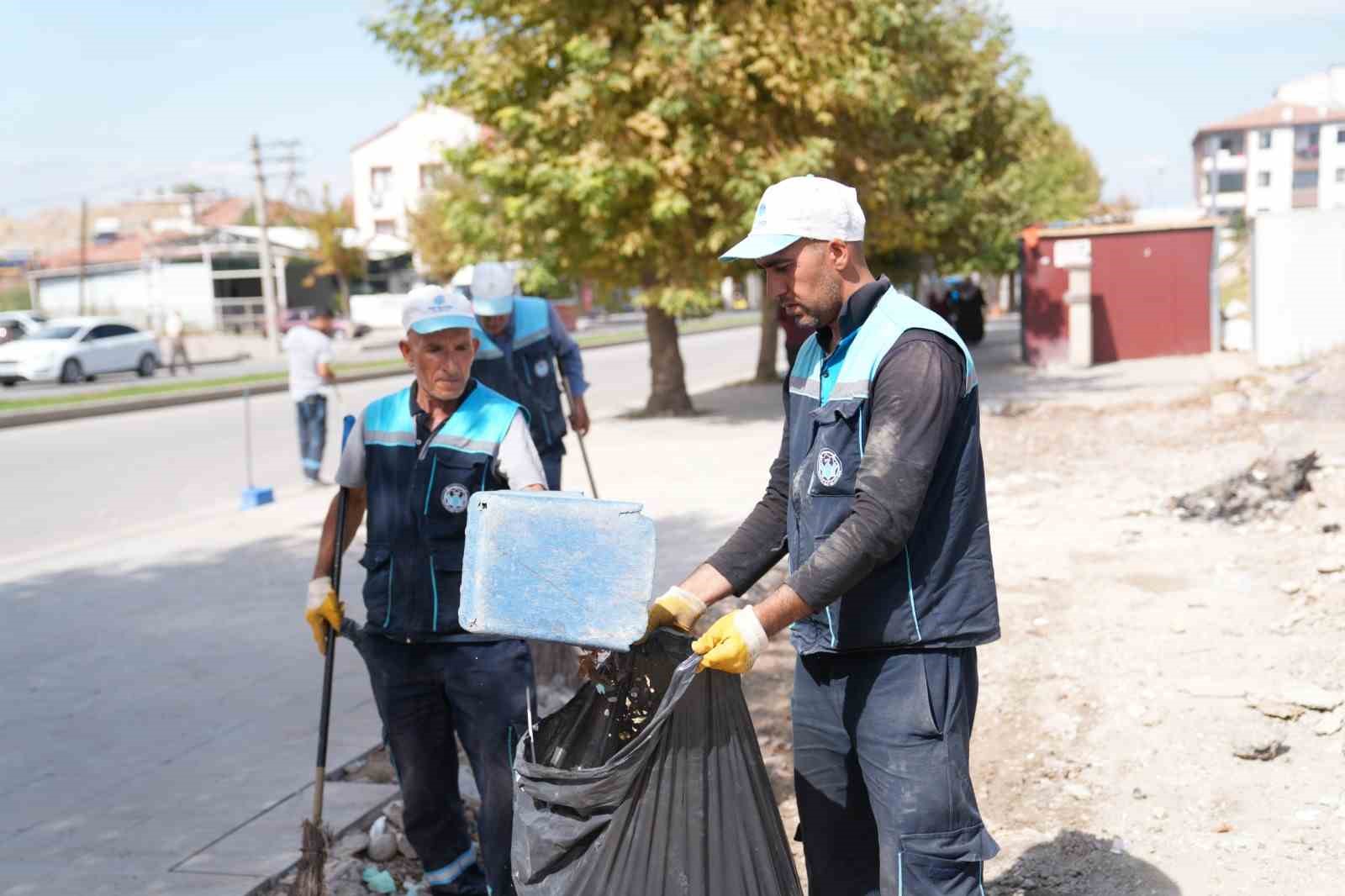 Battalgazi Belediyesi konteynerlerin kaldırıldığı alanları temizliyor