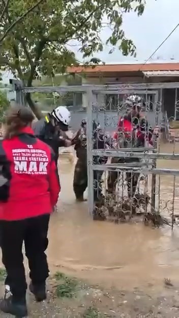 Taşkında mahsur kalanlar böyle kurtarıldı
