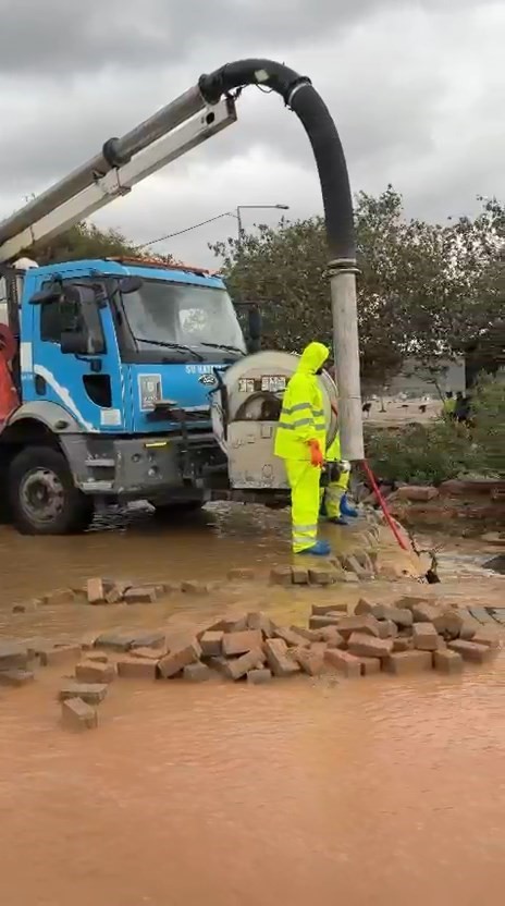 Taşkında mahsur kalanlar böyle kurtarıldı