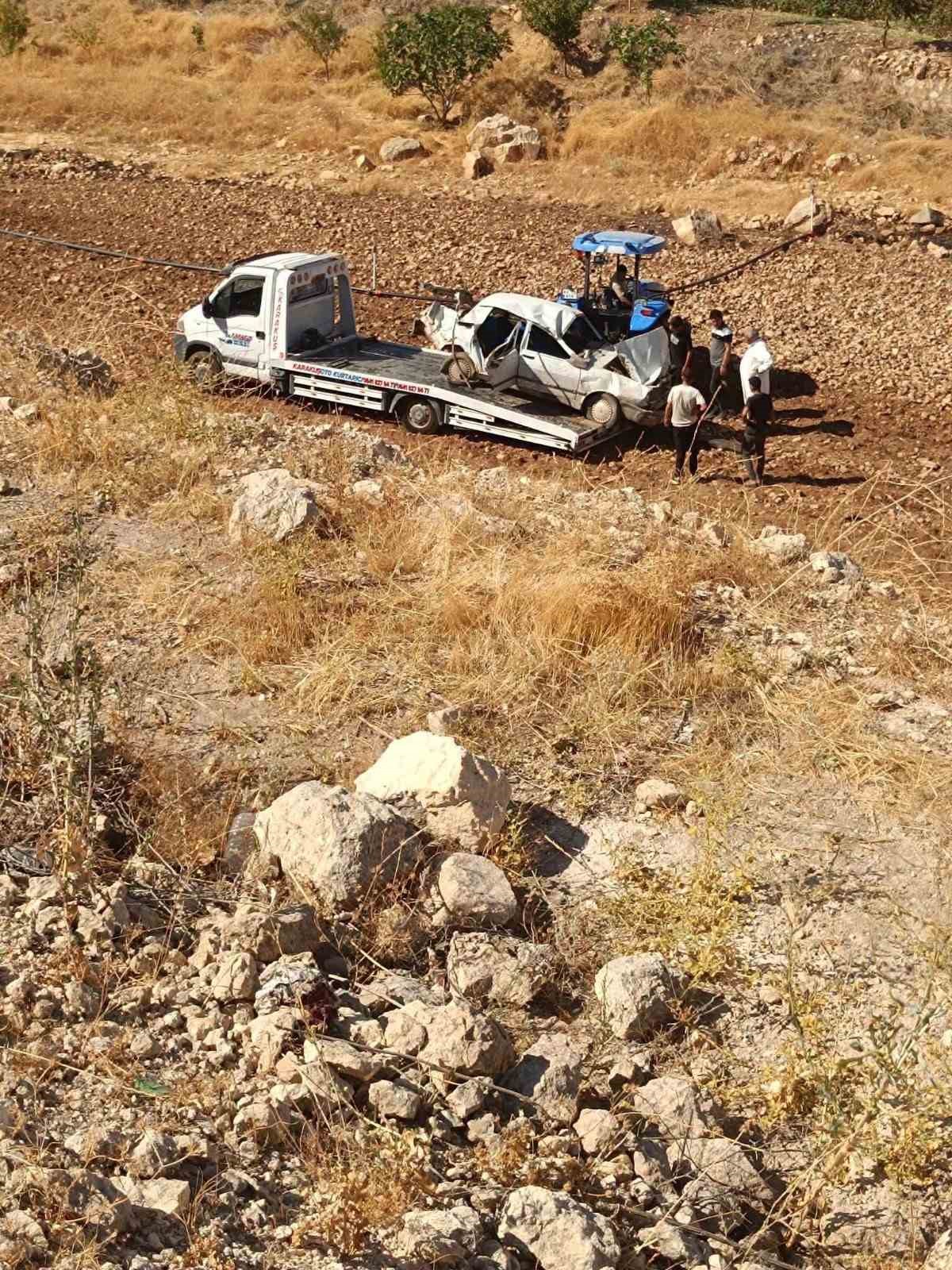 Şarampole yuvarlanan otomobildeki bebek öldü, 6 kişi ise yaralandı