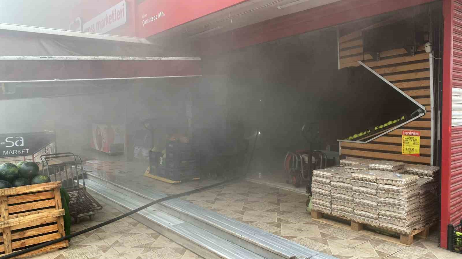 Markette yangın çıktı, ürünler zarar gördü