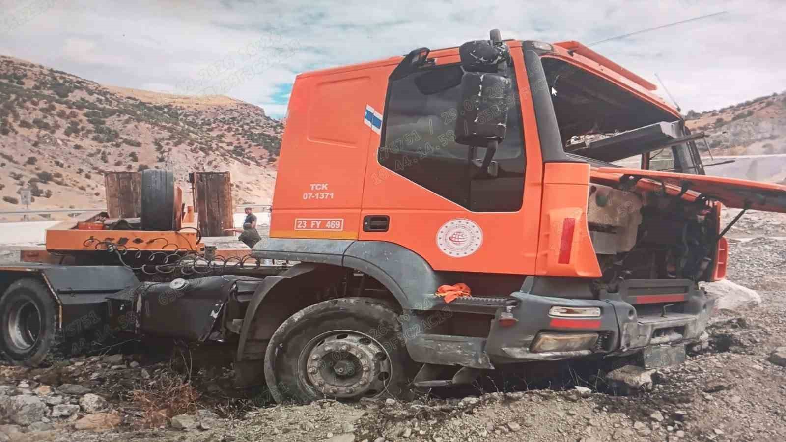Kontrolden çıkan tırdan atlayan sürücü ve yanındaki kişi yaralandı