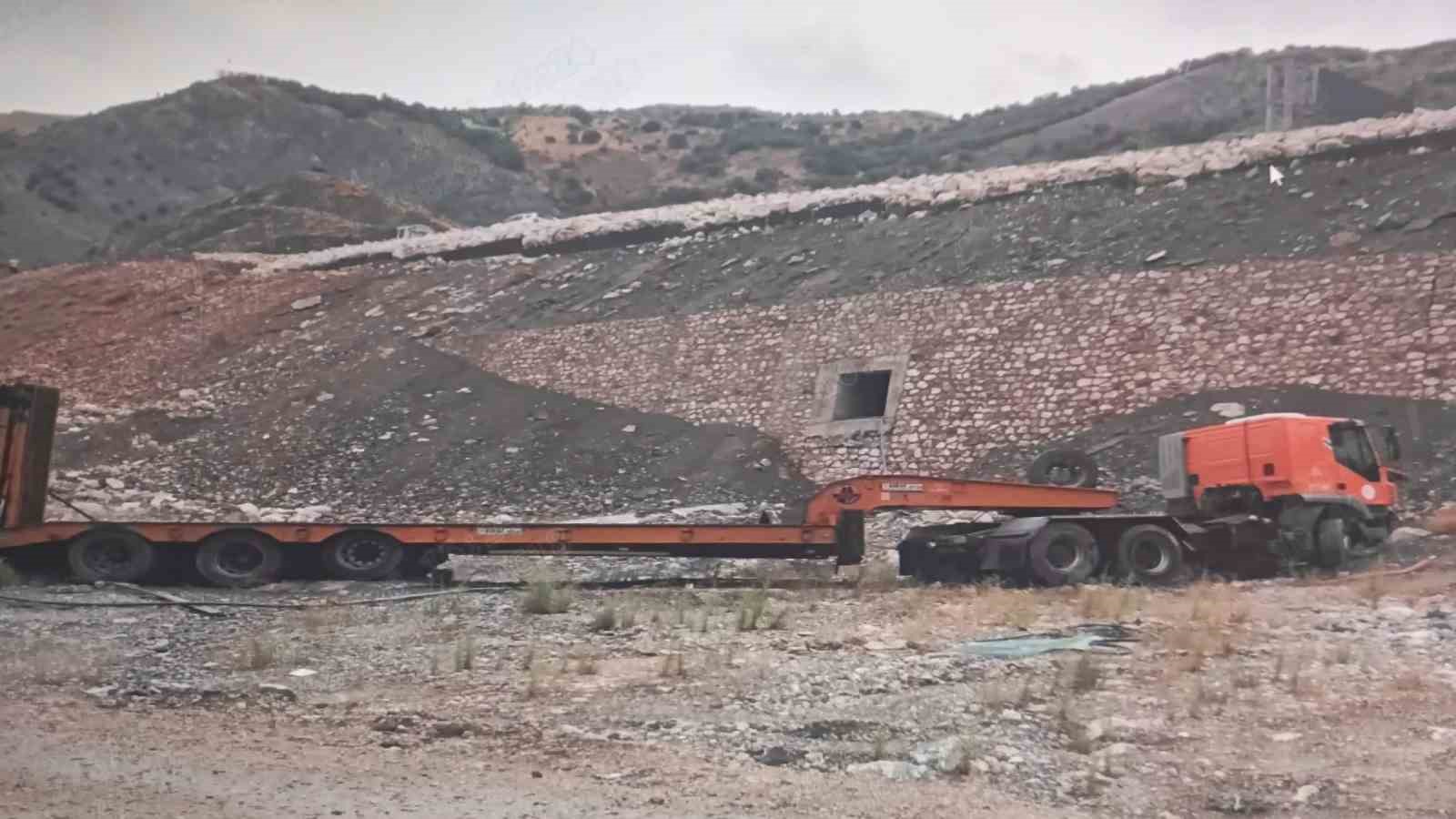 Kontrolden çıkan tırdan atlayan sürücü ve yanındaki kişi yaralandı