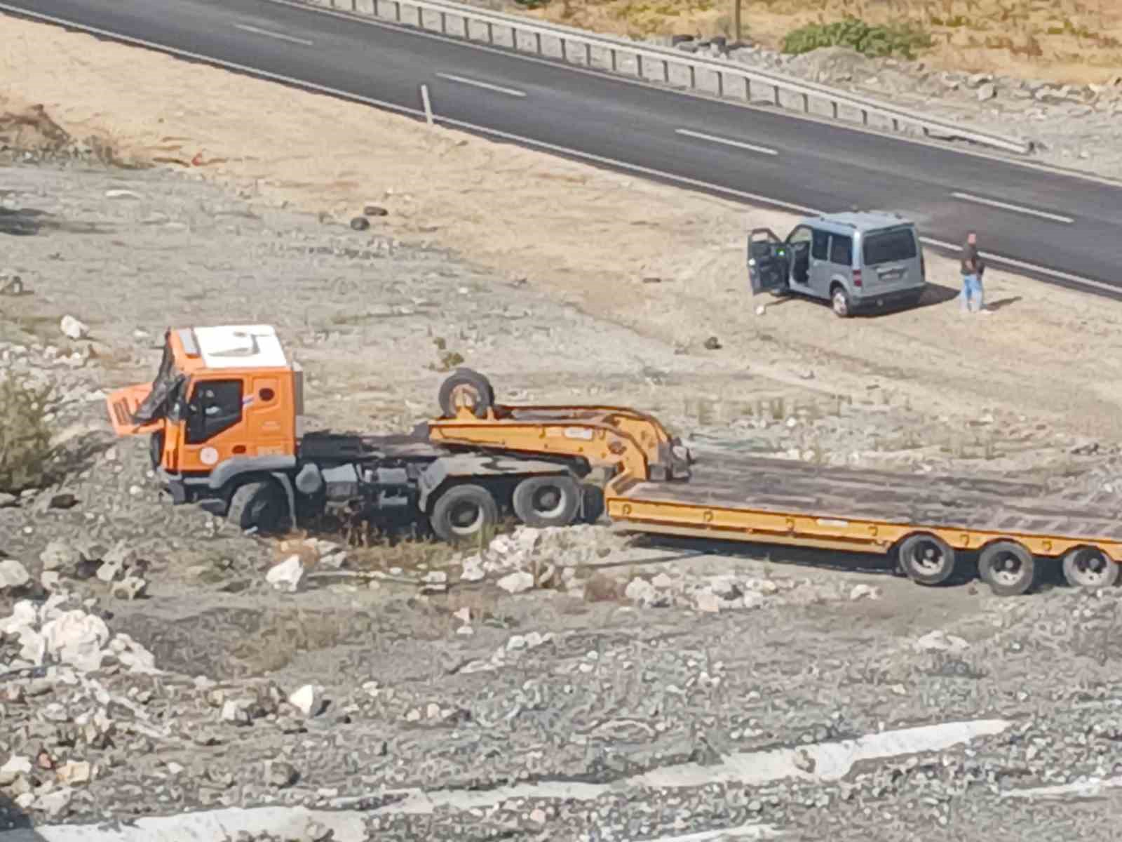 Kontrolden çıkan tırdan atlayan sürücü ve yanındaki kişi yaralandı