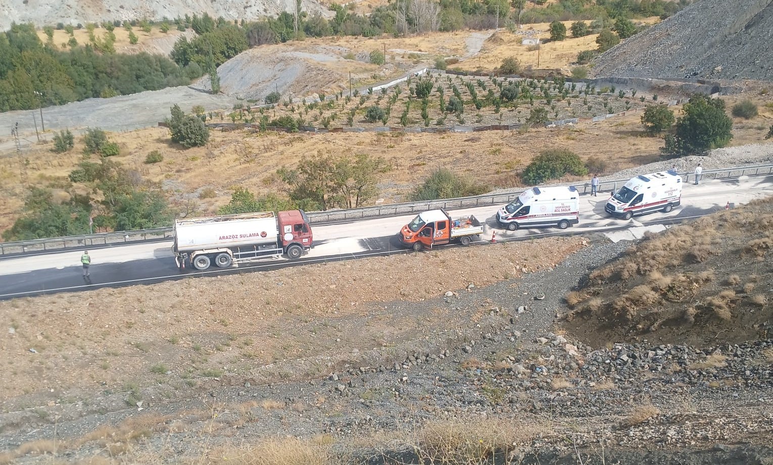 Kontrolden çıkan tırdan atlayan sürücü ve yanındaki kişi yaralandı