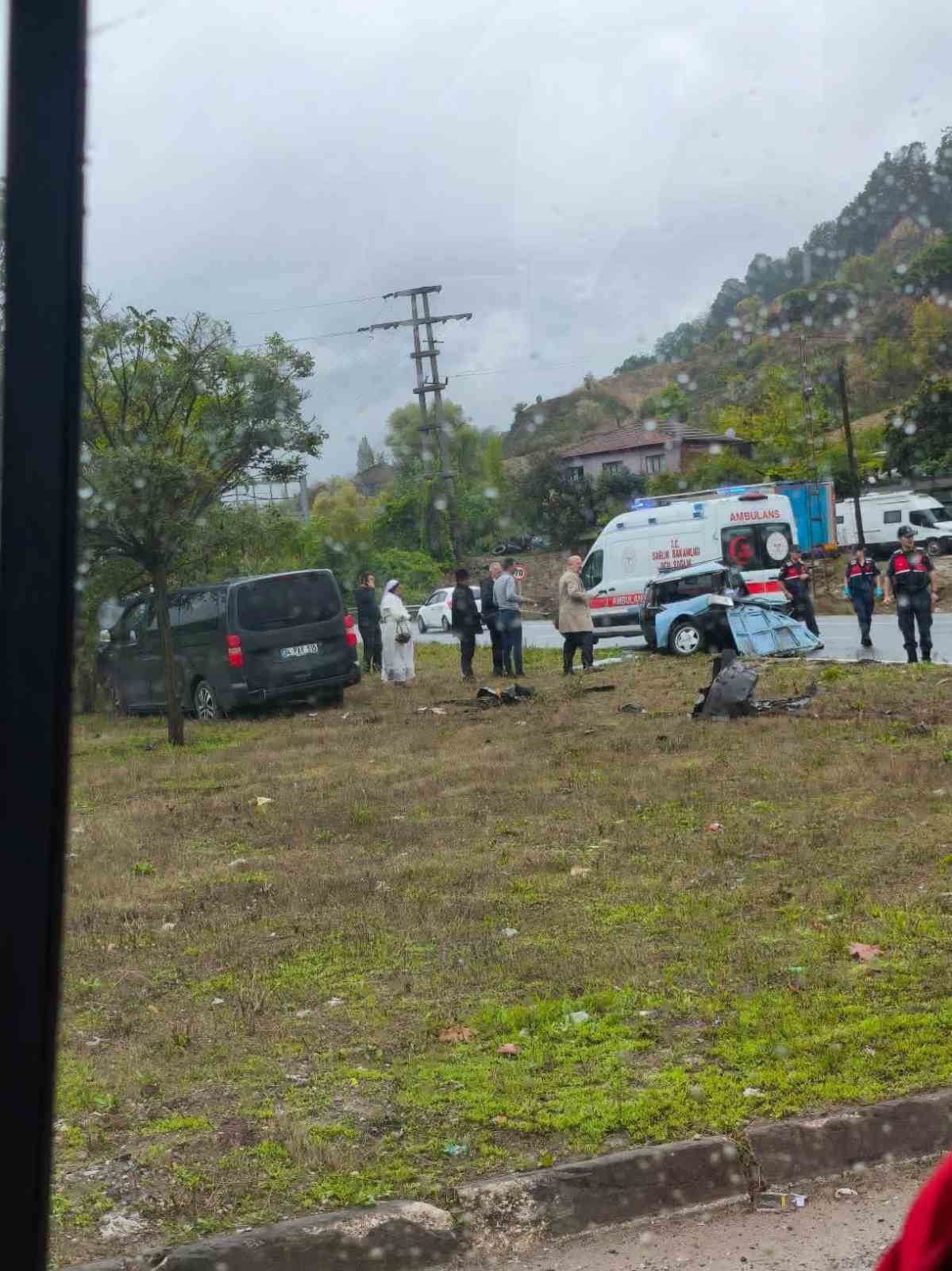 Yalova’da otomobil minibüsle çarpıştı: 1 ölü