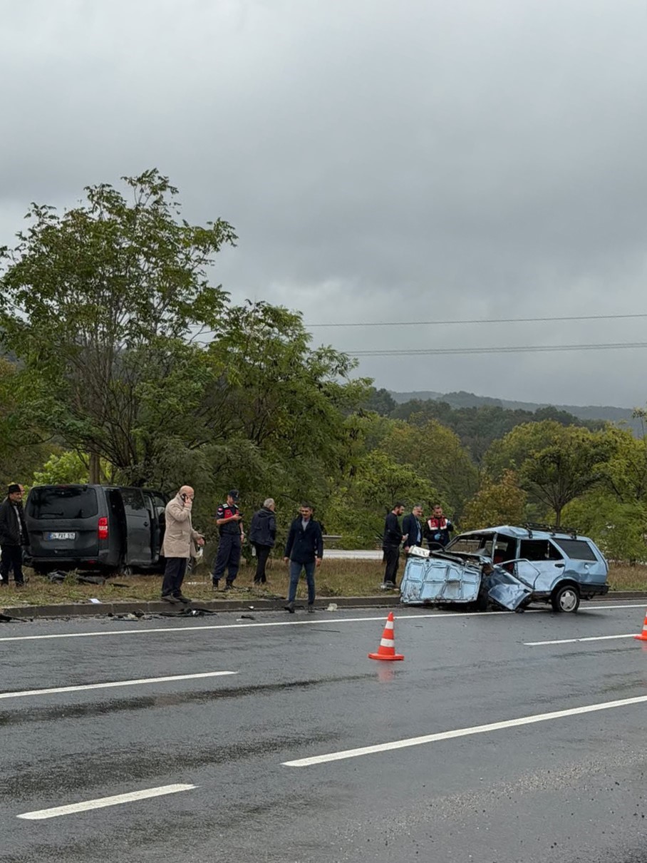 Yalova’da otomobil minibüsle çarpıştı: 1 ölü