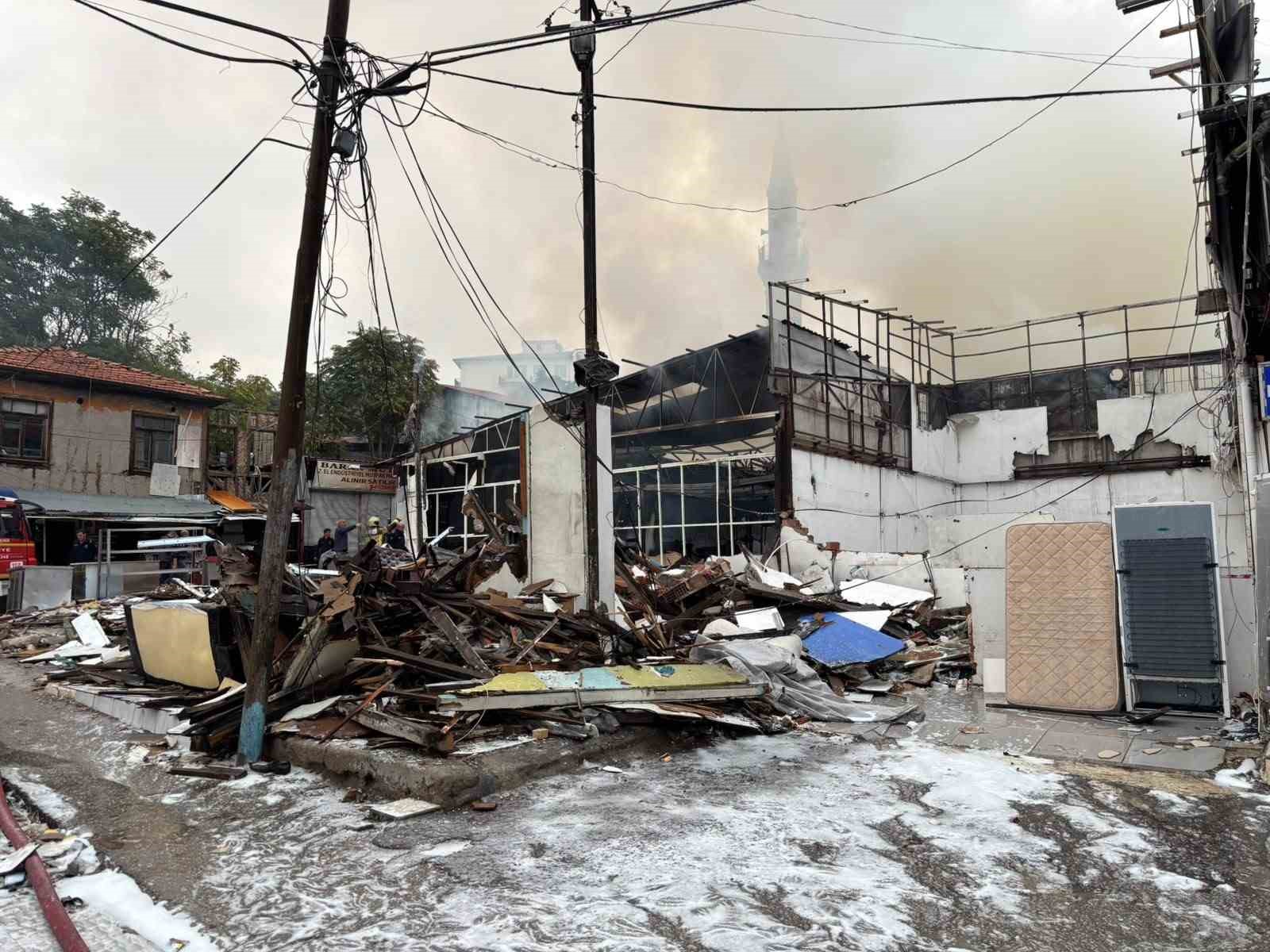 Ankara’da 2 mobilya dükkanı yangın nedeniyle kullanılamaz hale geldi