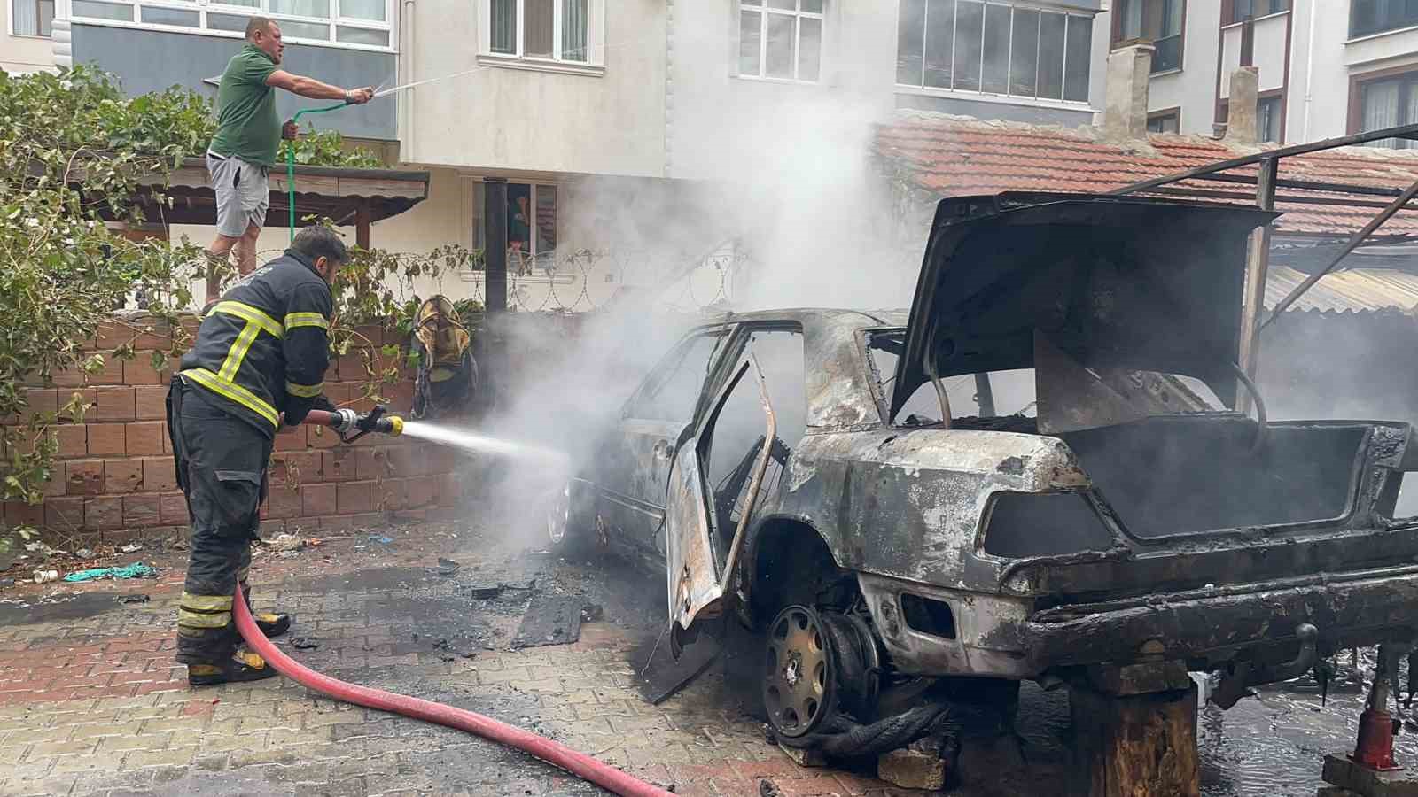 Yangını söndürmek isterken yaralandı