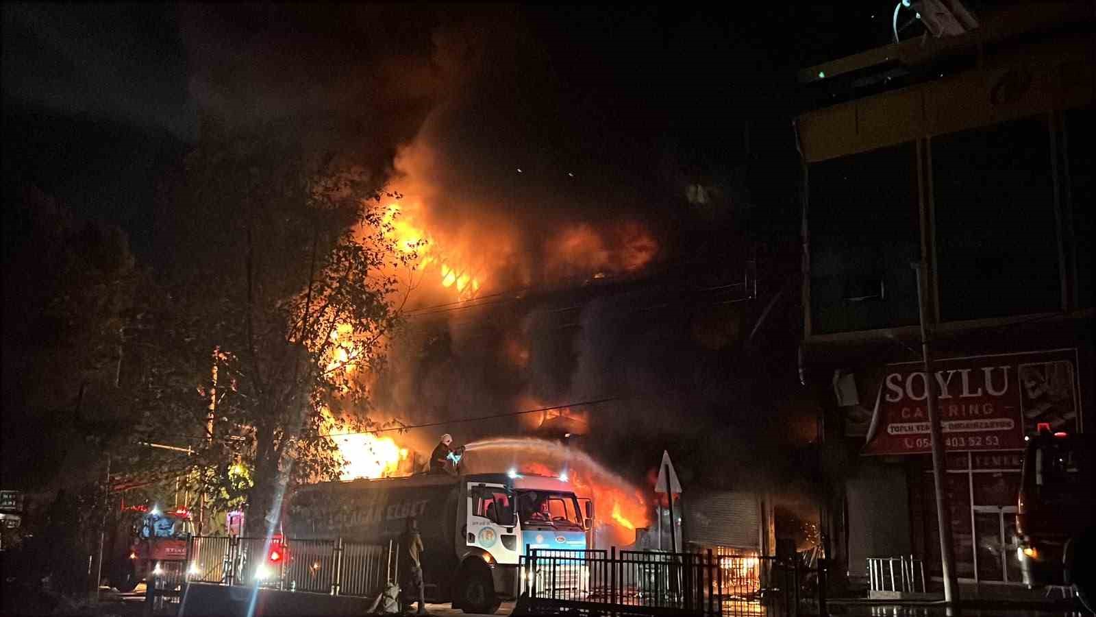 Mersin’de mobilya mağazasında yangın