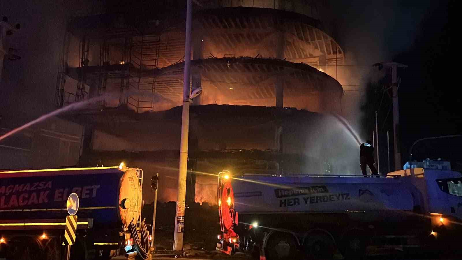 Mersin’deki mobilya mağazası yangını sürüyor