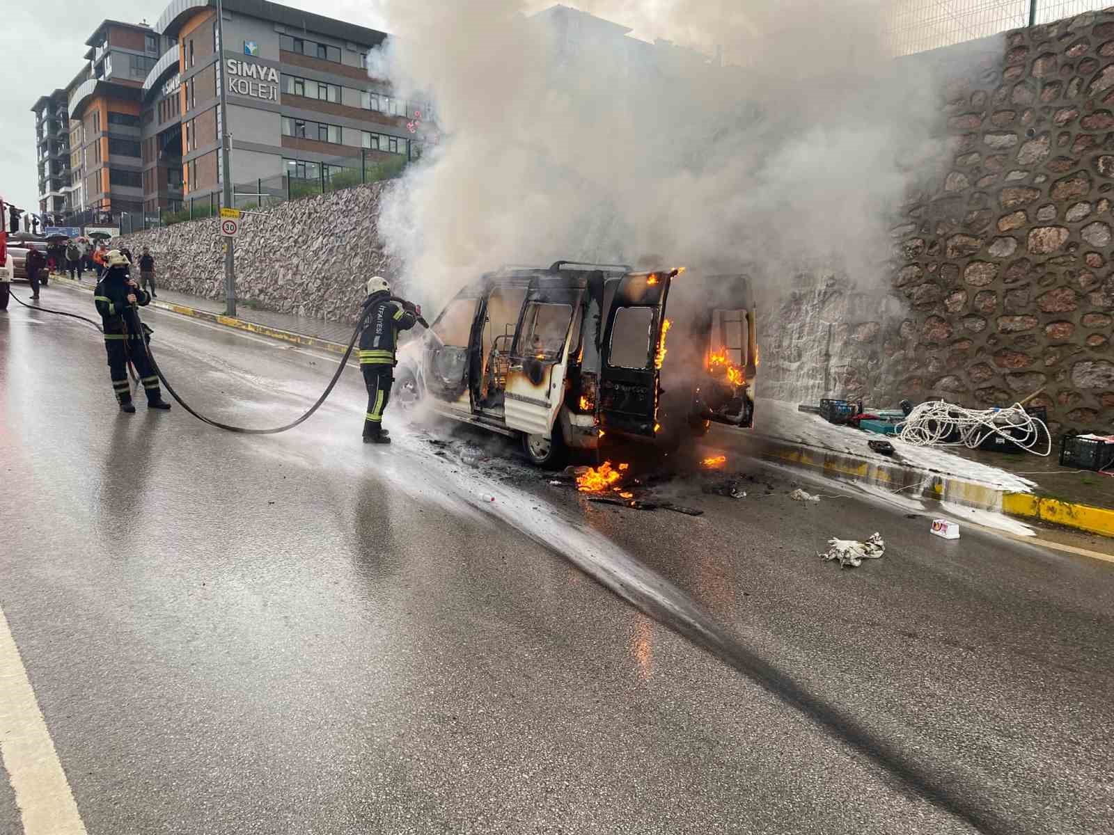 Seyir halindeki araç alevlere teslim oldu